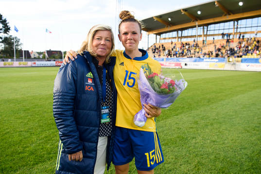 Sveriges landslagschef Marika Domanski Lyfors delar ut