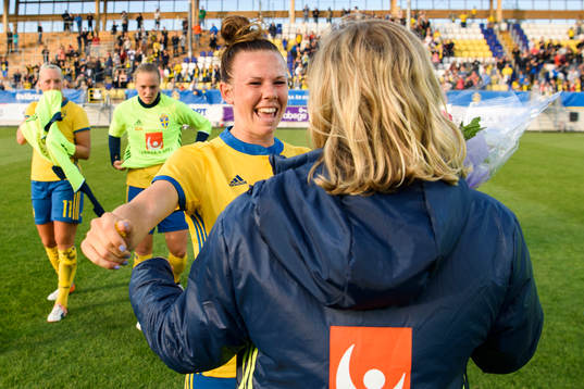 Sveriges Jessica Samuelsson får blommor