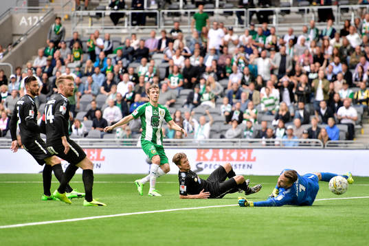 Hammarbys Fredrik Torsteinbö gör 1-0 medan Örebros