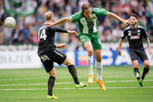 Örebros Michael Almebäck i en duell med Hammarbys Björn