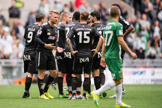Örebros Michael Almebäck samlar spelarna