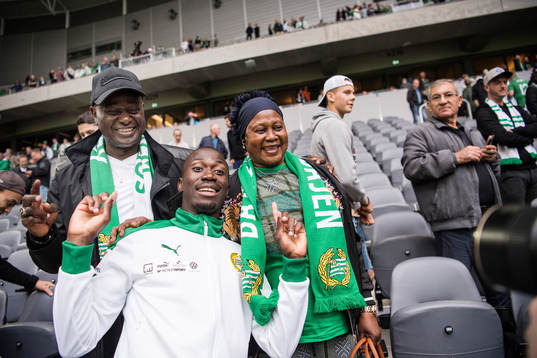 Hammarbys Pa Amat Dibba jublar med sin familj