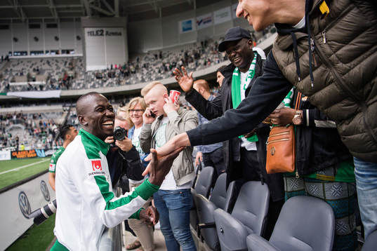 Hammarbys Pa Amat Dibba jublar med publiken