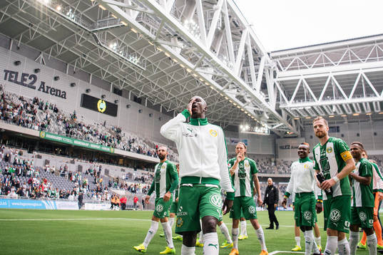 Hammarbys spelare med Pa Amat Dibba jublar