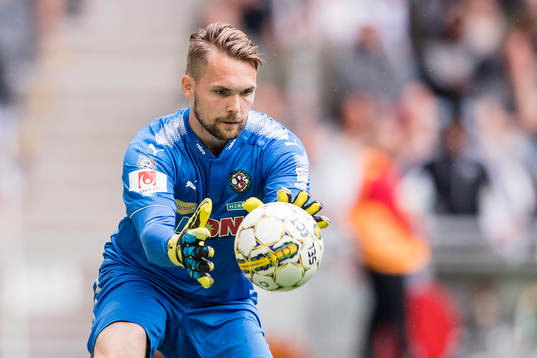 Örebros målvakt Oscar Jansson med en räddning