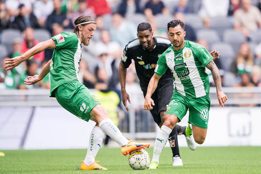 Hammarbys Björn Paulsen och Jiloan Hamad utmanas av