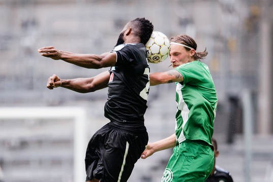 Örebros Michael Junior Omoh och Hammarbys Björn Paulsen