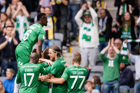 Hammarbys spelare med Joseph Aidoo högst upp jublar