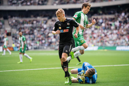 Örebros målvakt Oscar Jansson med en räddning framför