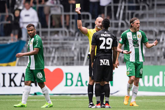 Domare Stefan Johannesson delar ut ett gult kort till