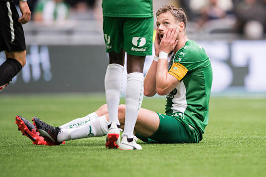 Hammarbys Arnór Smárason reagerar