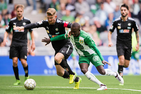 Örebros Michael Almebäck  och Hammarbys Pa Amat Dibba