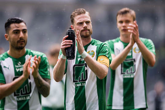 Hammarbys Arnór Smárason tackar publiken