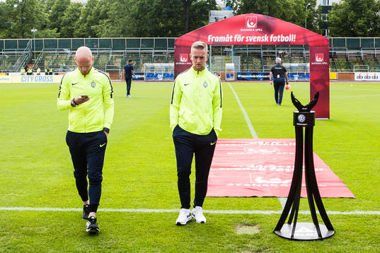 AFC Eskilstunas Zourab Tsiskaridze (v) och Alexander Michel