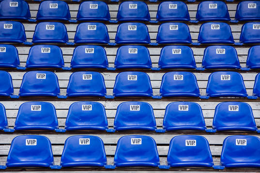 Stolar på VIP-läktaren innan fotbollsmatchen i