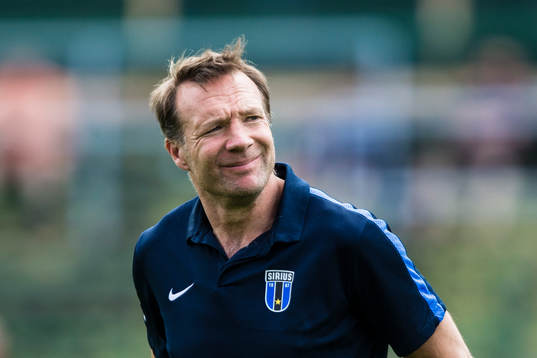 Sirius tränare Kim Bergstrand innan fotbollsmatchen i