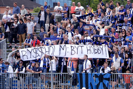 Sirius supportrar med en passning till AFC Eskilstuna