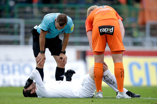 AFC Eskilstunas målvakt Alireza Haghighi ligger skadad