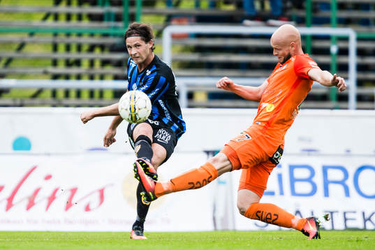 Sirius Philip Haglund och AFC Eskilstunas Zourab Tsiskaridze