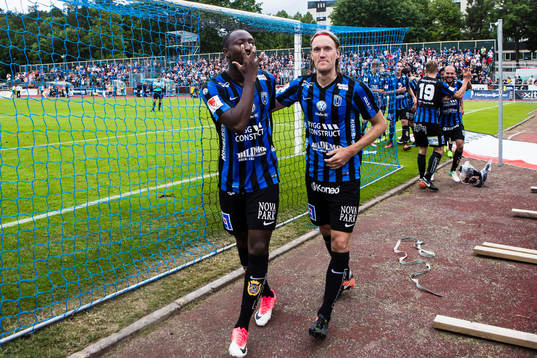 Sirius Moses Ogbu jublar med Kim Skoglund