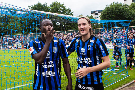 Sirius Moses Ogbu jublar med Kim Skoglund