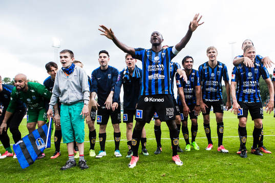 Sirius Moses Ogbu jublar med lagkamrater