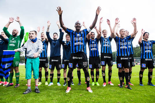 Sirius Moses Ogbu jublar med lagkamrater