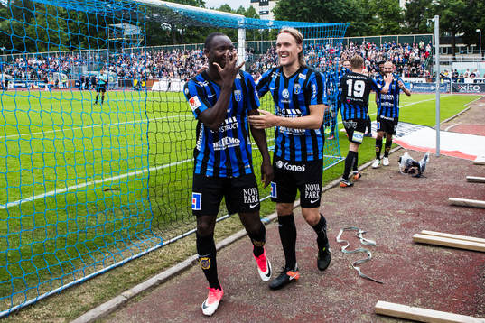 Sirius Moses Ogbu jublar med Kim Skoglund
