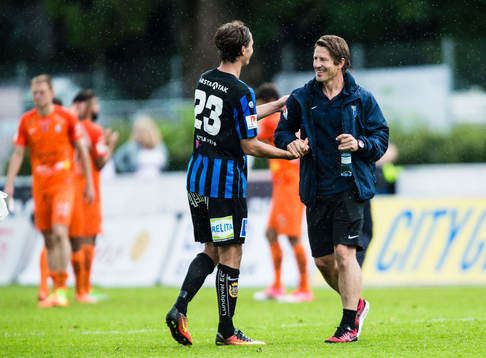 Sirius tränare Thomas Lagerlöf tackar Philip Haglund