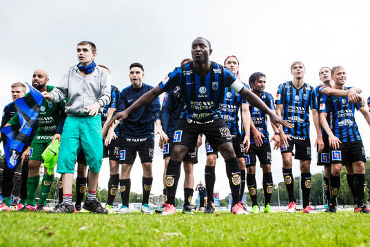 Sirius Moses Ogbu jublar med lagkamrater