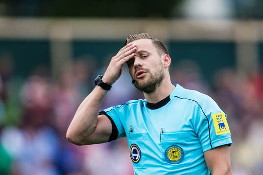 Domare Kristoffer Karlsson tar sig för pannan