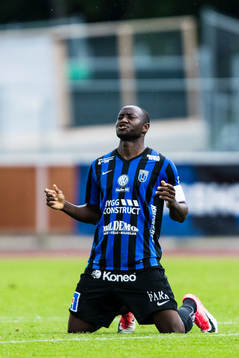Sirius Moses Ogbu på knä