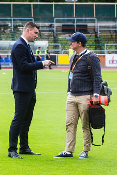 AFC Eskilstunas tränare Michael Jolley i en diskussion