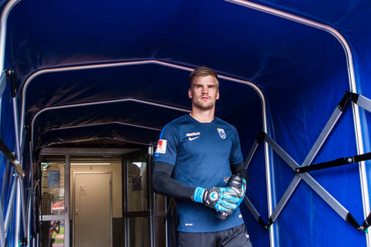 Sirius målvakt Lukas Jonsson på väg ut till