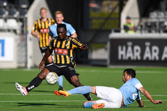 Häckens Chisom Egbuchulam glidtacklas av Malmö FFs