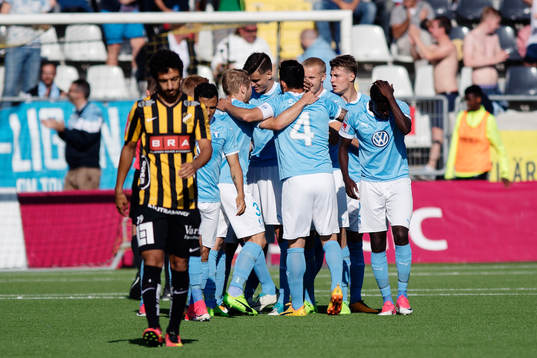 Malmö FFs spelare jublar med målskytten till 0-1