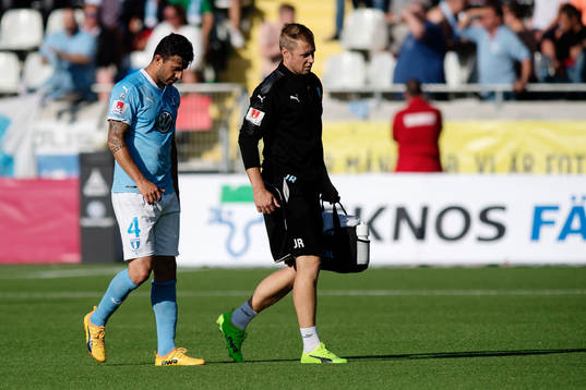 Malmö FFs Behrang Safari lämnar plan tillsammans