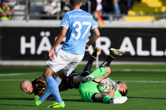 Häckens Alexander Farnerud faller över Malmö FFs
