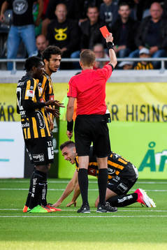 Häckens Egzon Binaku får rött kort av domaren Johan