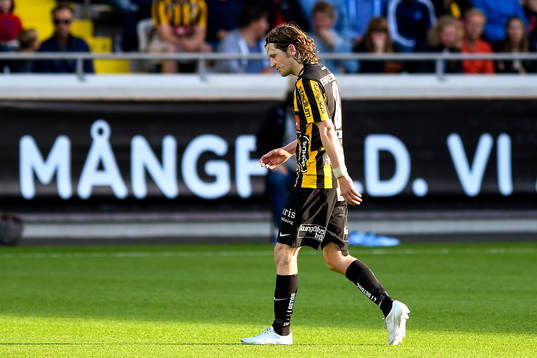 Häckens Erik Friberg får rött kort