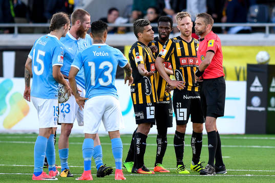 Häckens Paulinho och Mohammed Abubakari snackar med