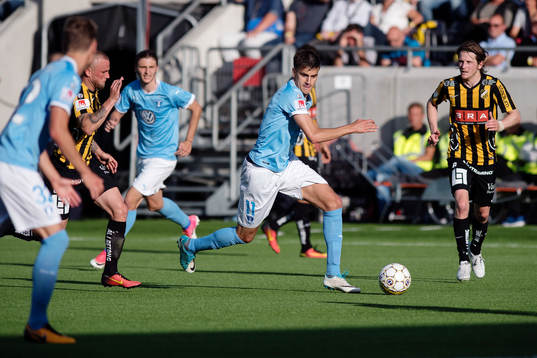 Malmö FFs Alexander Jeremejeff driver bollen framåt