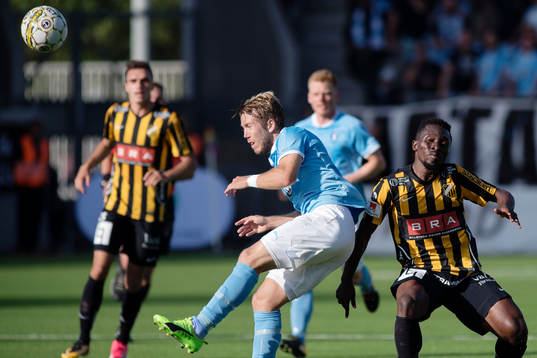 Malmö FFs Oscar Lewicki nickar undan bollen framför