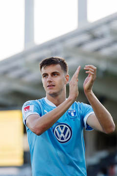 Malmö FFs Alexander Jeremejeff jublar och tackar