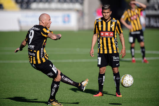 Häckens Alexander Farnerud skjuter en frispark