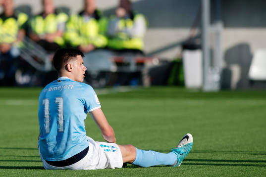 Malmö FFs Alexander Jeremejeff sitter ner