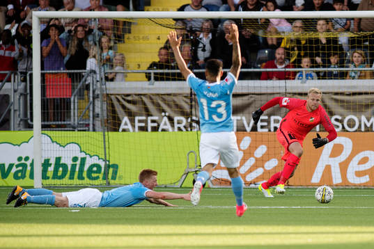 Malmö FFs Anders Christiansen dras ner av Häckens Egzon