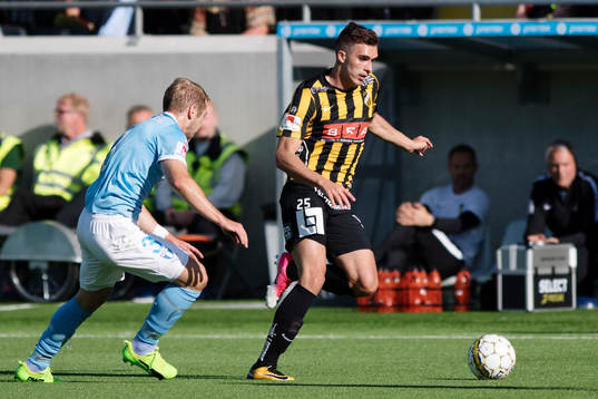 Häckens Egzon Binaku driver bollen