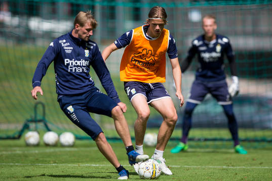 IFK Göteborgs August Erlingmark försvarar mot Sebastian