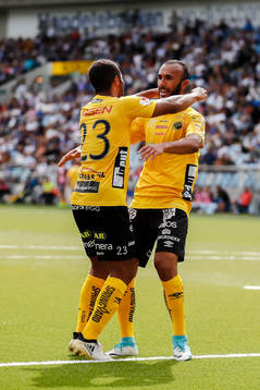 Elfsborgs Alex Dyer och Issam Jebali jublar